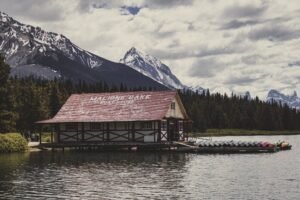Read more about the article 10 Cozy Cabins to Hire in Alberta, Canada